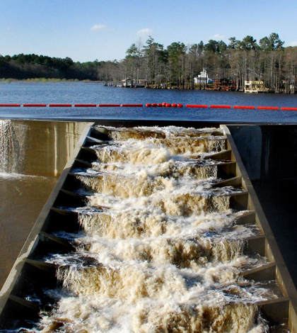 A fish ladder on Hope Mills Lake in Hope Mills, N.C. (Credit: Brandon P, via Wikimedia Commons)