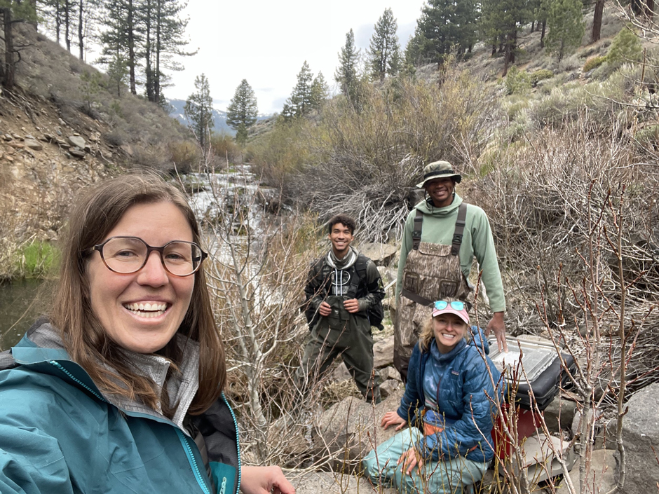 Joanna Blaszczak (left), UNR undergraduate student Donovan Davis (center left), UNR graduate student Dre Presswood (standing right), and UNR undergraduate student Lea Wigington (sitting right) maintaining one of the Blaszczak Lab’s s::can spectrolysers at a Dog Creek mainstem site.