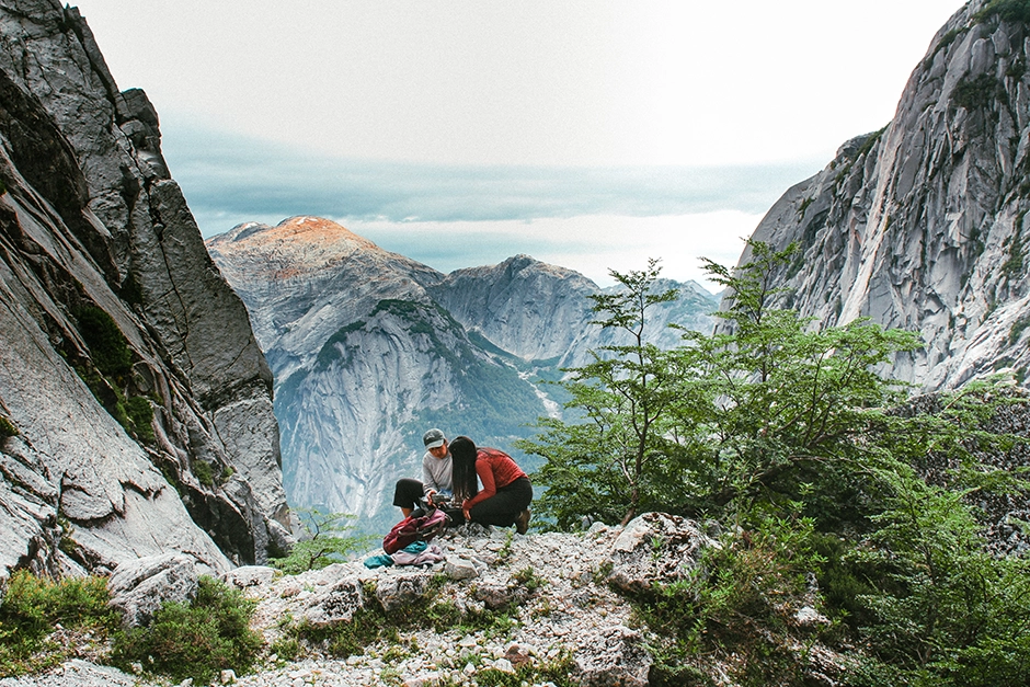 Installation of camera traps in the Cerro Anfiteatro during the Puelo Patagonia participatory monitoring program in January 2026.